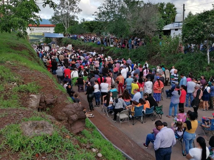  Habitantes de Aguililla recolectan víveres para su municipio