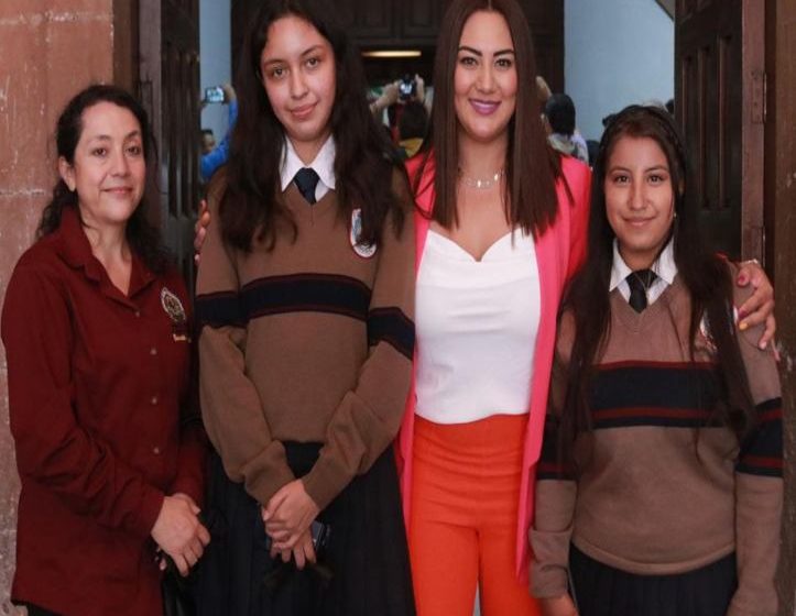  Psicólogos y médicos en las escuelas, proponen dos alumnas de Zitácuaro