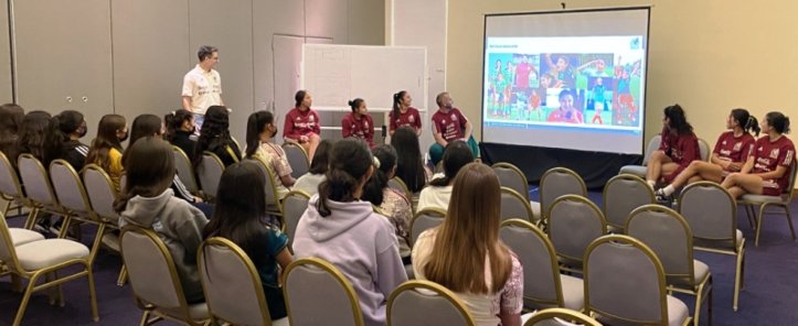  Selección Mexicana Mayor Femenil se distingue con 8 niñas de la fundación Dr. Sonrisas