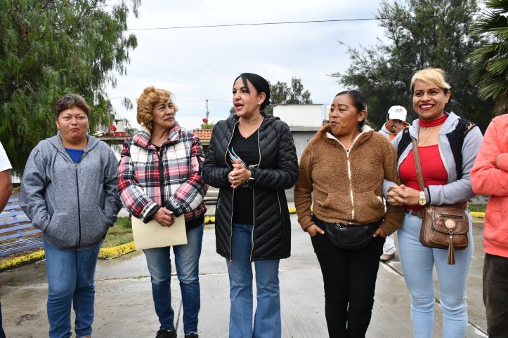  Lupita Díaz se reúne con ciudadanos de “La Aldea 3”