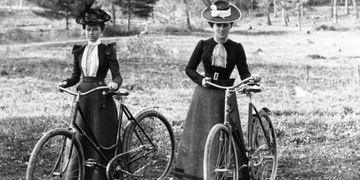  Fueron criticadas porque montaban bicicletas, las mujeres que marcaron historia por atreverse