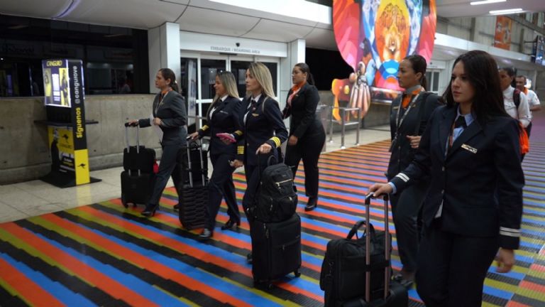  Aterriza en Cancún el primer vuelo internacional operado totalmente por mujeres