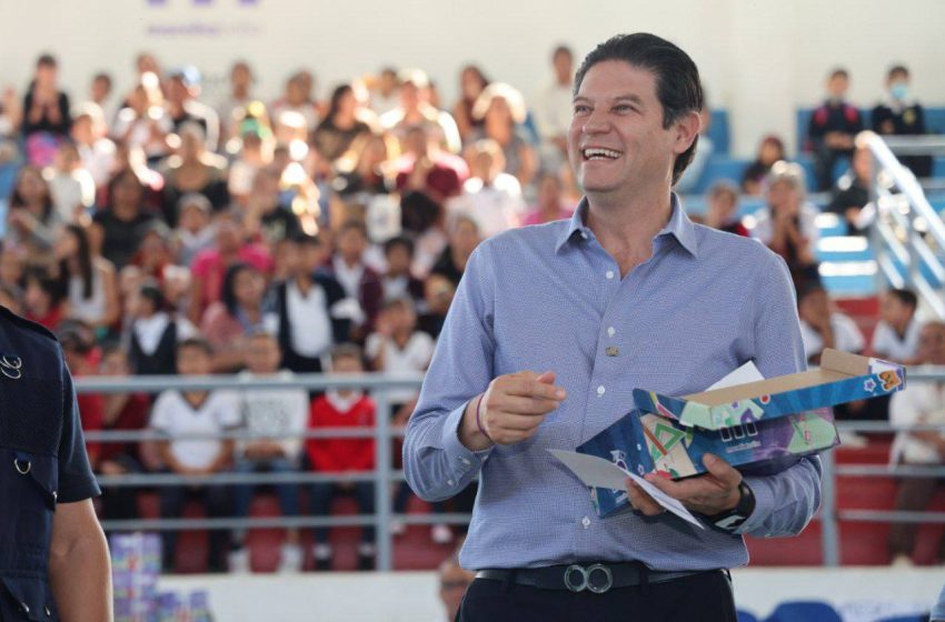  Alfonso Martínez entrega útiles, mochilas y tenis escolares a 2 mil niñas y niños de Morelia