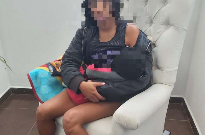  Policía Morelia facilita espacio de lactancia para madre detenida