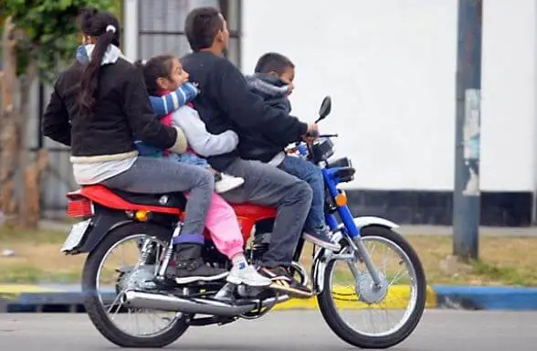  Uniformados locales de Zinapécuaro sin papeletas de infracciones, motos arma mortal