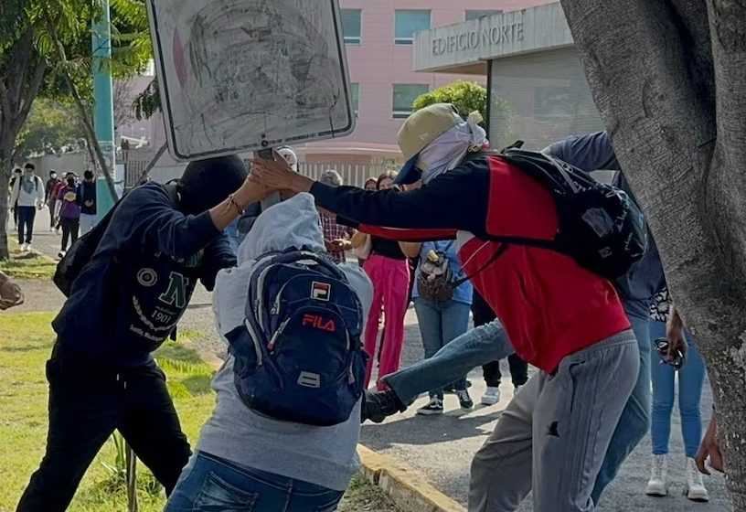  Destrozos de normalistas en Morelia, causan molestias