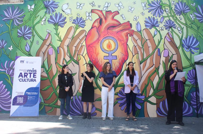  SeCultura, artistas y colectivas restauran murales en la Plaza de la Paz