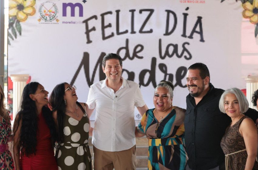  Festeja Alfonso Martínez a madres del Sindicato de Limpia y Transportes