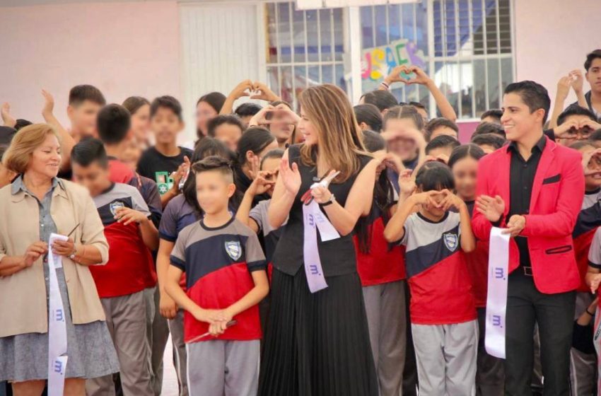  Paola Delgadillo entrega techumbres a primarias del poniente de Morelia