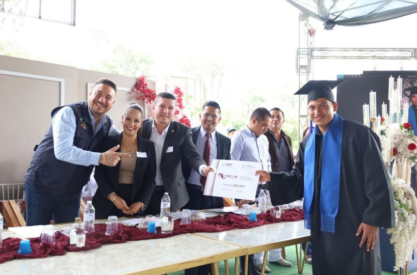  Vicente Gómez apadrina a niñez y juventud de todos los niveles educativos del distrito XIX en sus graduaciones