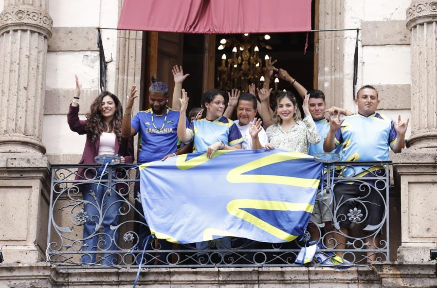  Colocan bandera de la comunidad sorda en el Palacio Legislativo