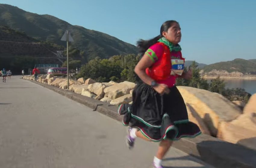  Con atuendo tradicional y huaraches, la rarámuri Lorena Ramírez vuelve a hacer historia en el Ultramaratón de Hong Kong