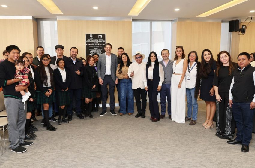  Alfonso Martínez Alcázar entrega certeza jurídica a vecinos de Ampliación Los Sauces